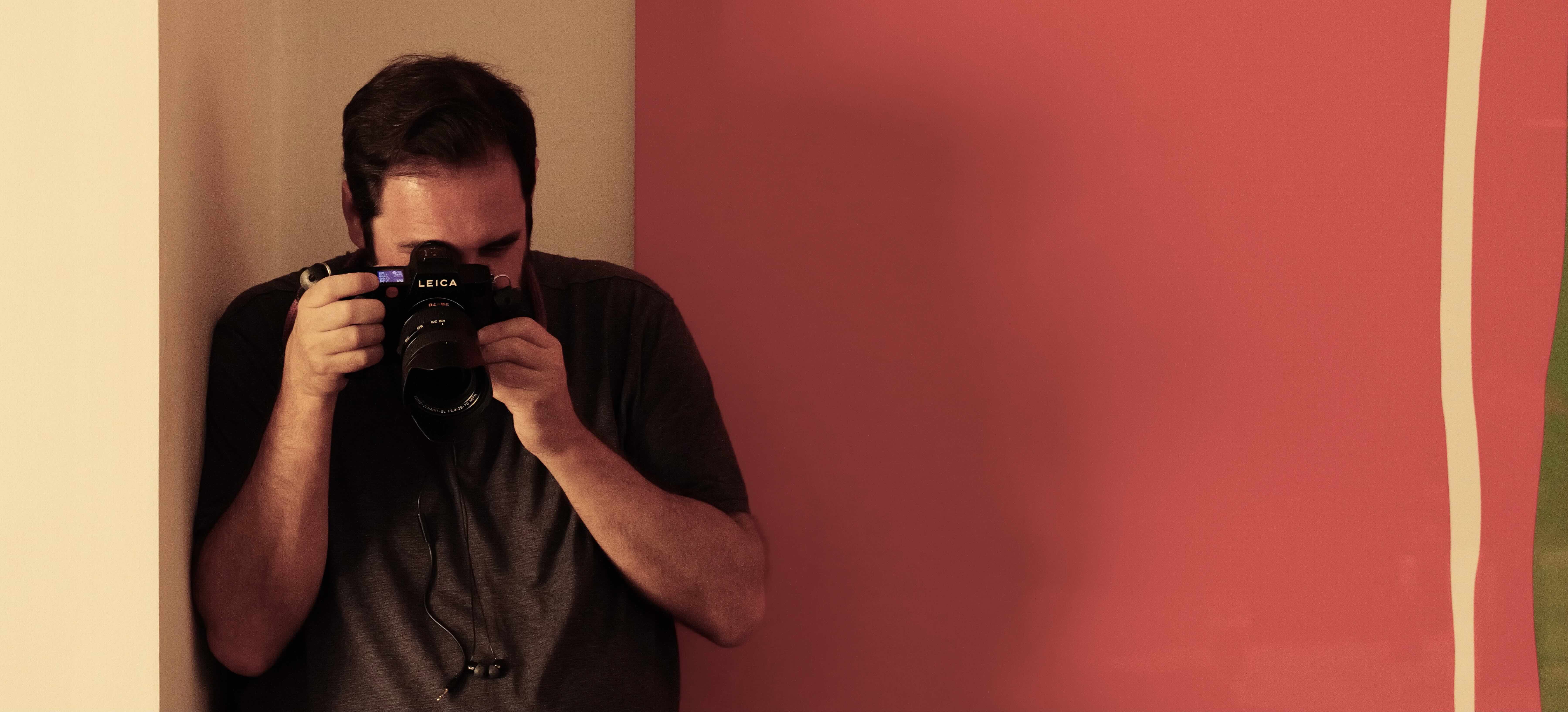 Alberto Leal fotografiando con una cámara